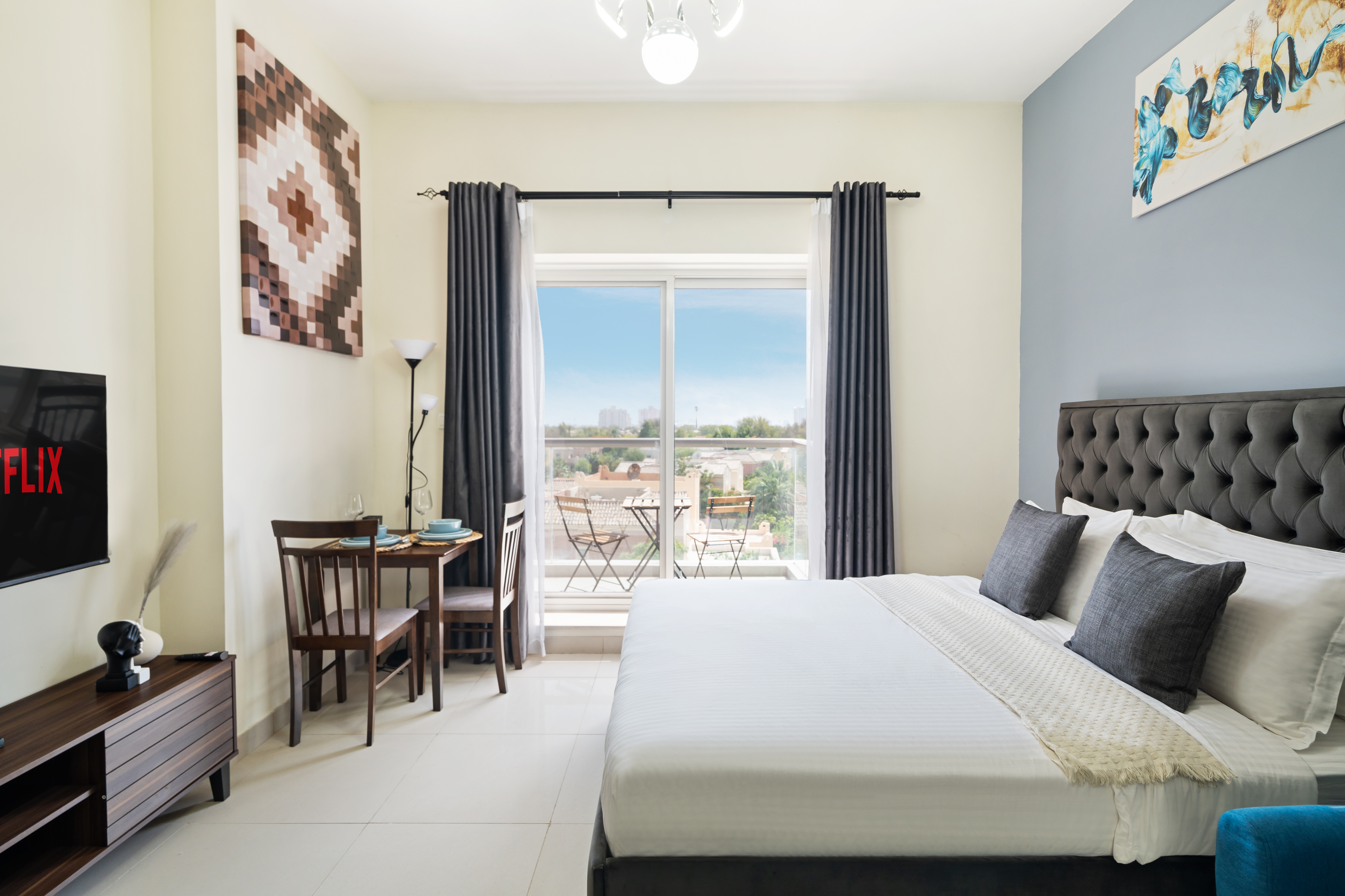 Stylish Sports City Studio • Golf View | Pool+Gym – photo 2