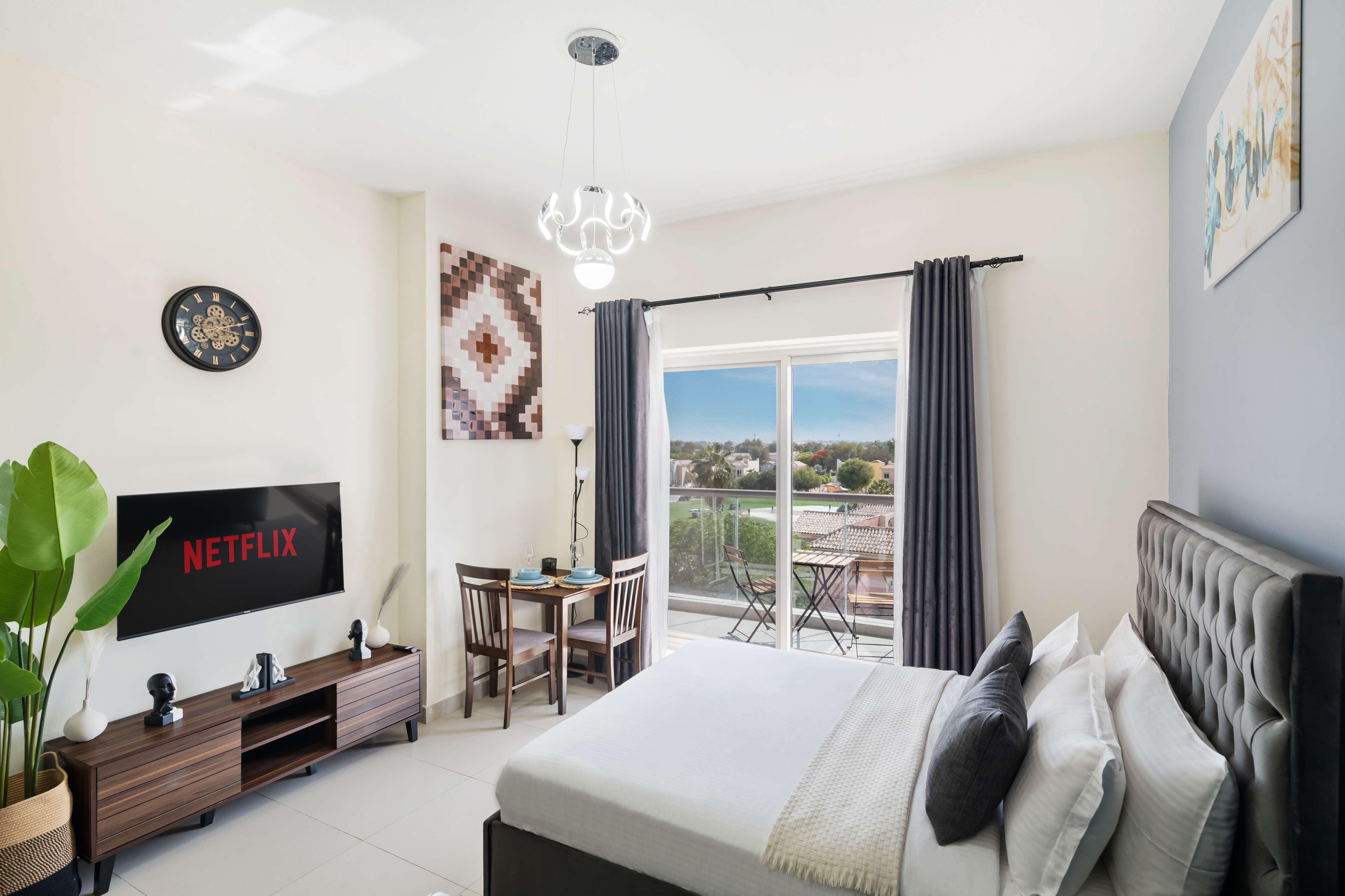 Stylish Sports City Studio • Golf View | Pool+Gym – photo 4